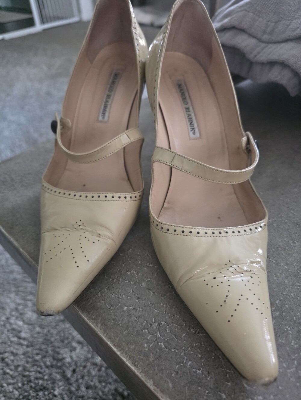 Manolo Blahnik Beige Patent Leather Mary Jane Brogue Pumps Heels Shoes Womens 10